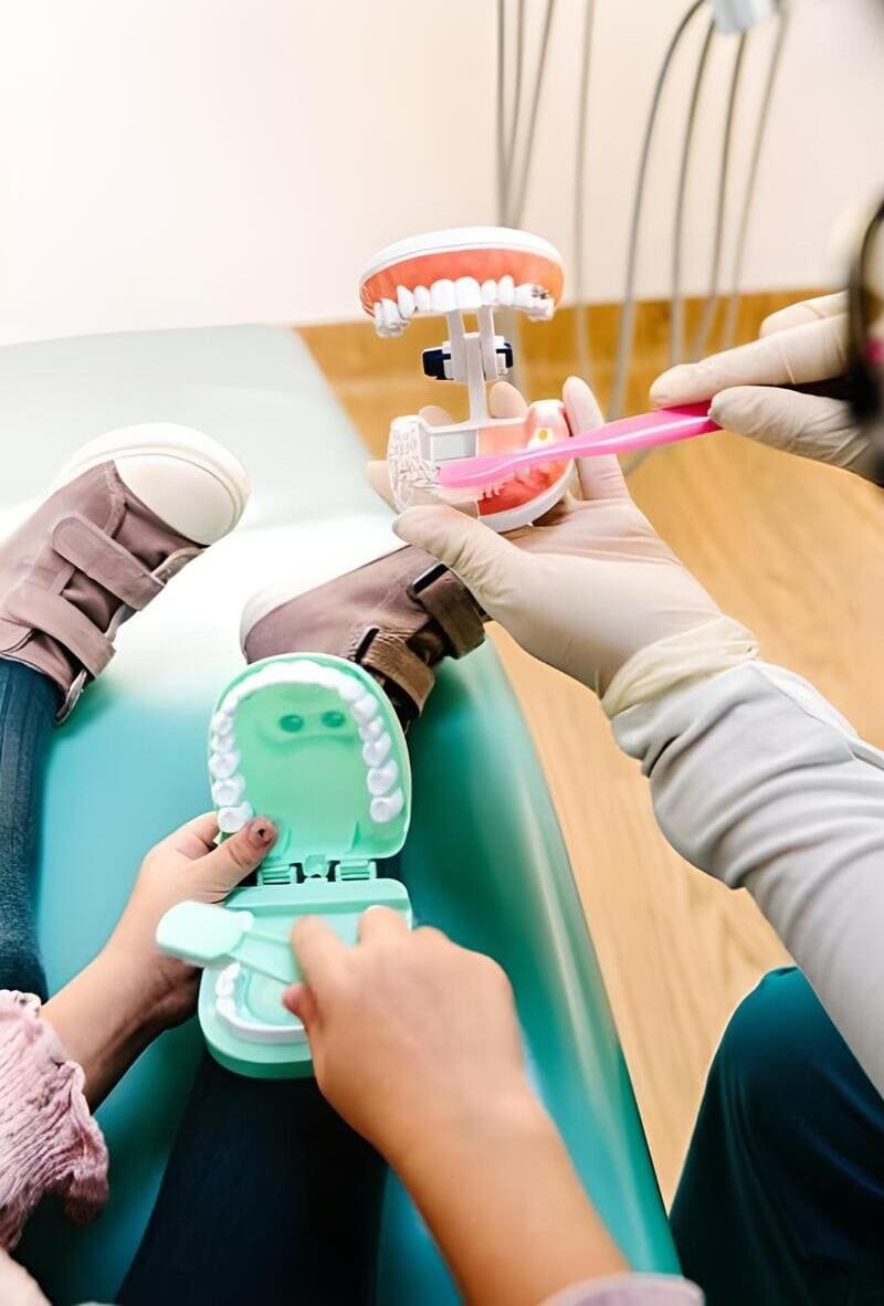 demostracion higiene bucal con modelo dentista garantia dental barrio salamanca tratamientos en barrio quintana