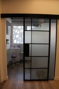 garantia dental barrio quintana madrid acceso a gabinete con cristales serigrafiados y diseno moderno