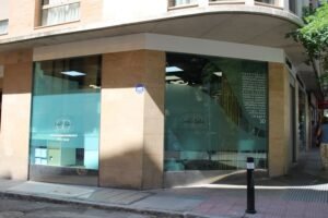 garantia dental barrio salamanca madrid fachada clinica dental con cristaleras y esquina comercial