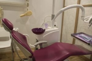 garantia dental barrio salamanca madrid gabinete dental con sillon morado y lampara clinica