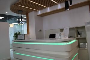 garantia dental barrio salamanca madrid recepcion amplia con mostrador moderno e iluminacion led