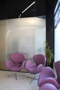 garantia dental quintana madrid sala de espera con butacas tonos morados