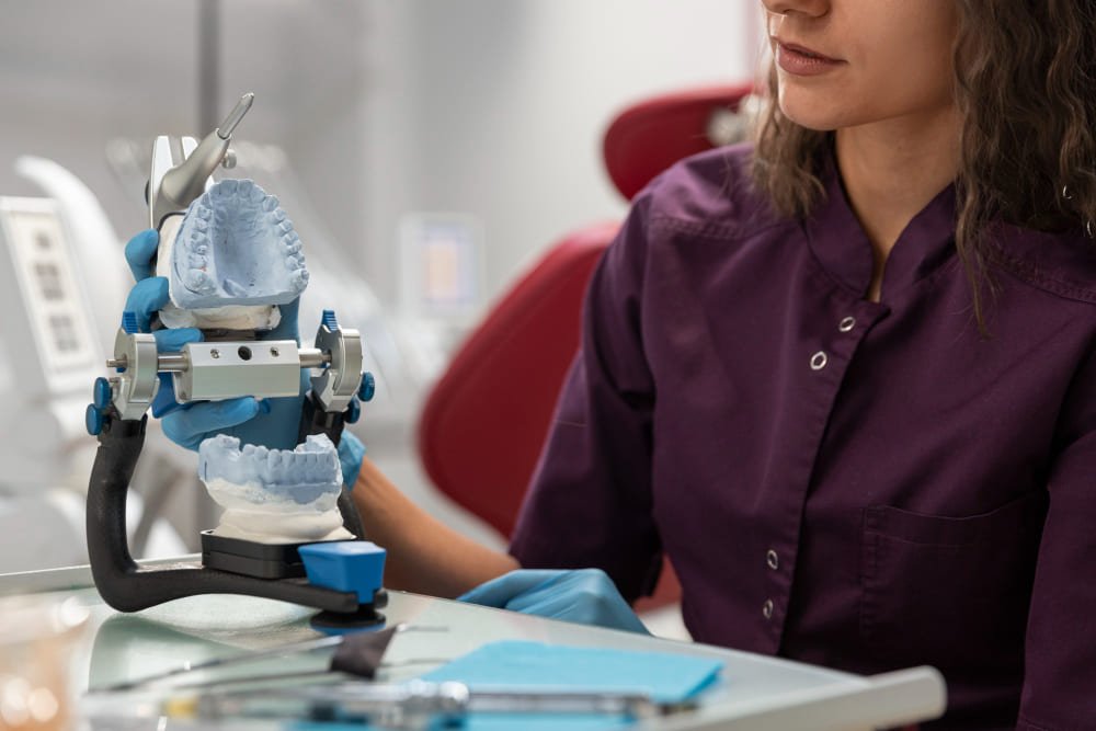 primer plano instrumentos dentales